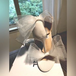 It The Label Asymmetrical Bow High Heel Sandel